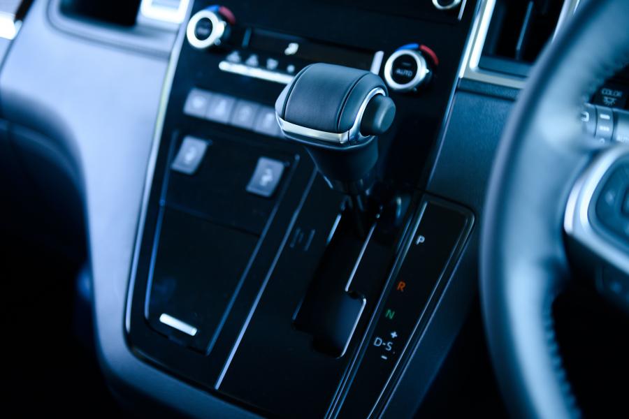Детали интерьера Toyota GranAce Premium 2019 года  (фото 13 из 26)